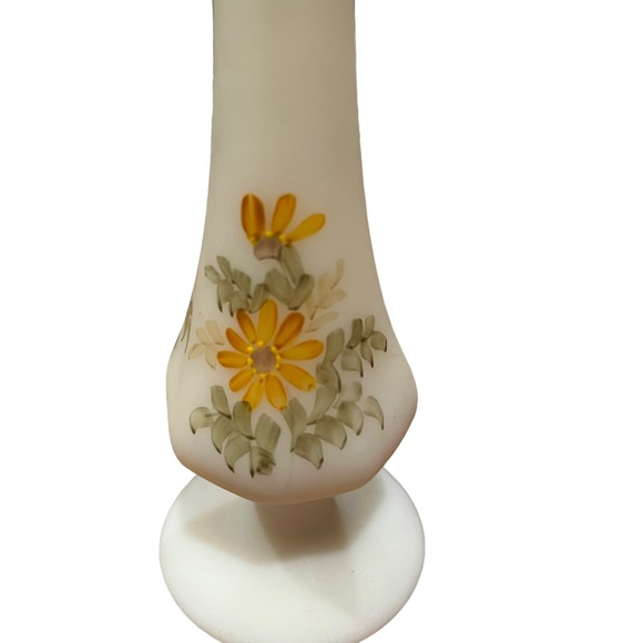 Fenton Cameo Bud Vase - Hand Painted with Yellow Daisies on Custard Glass, VTG - Picture 4 of 5